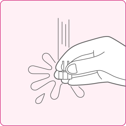 コンタクトレンズをすすいでつける
