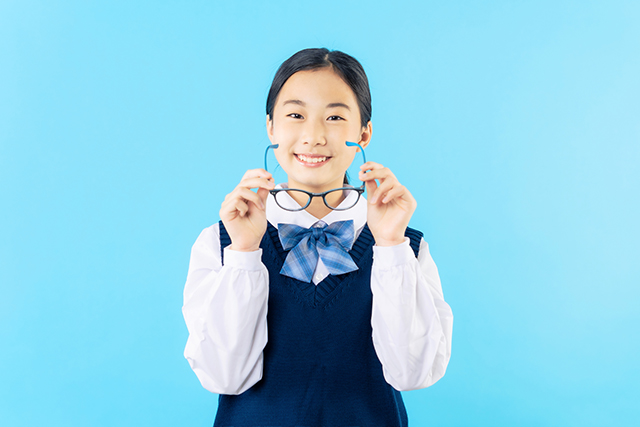 コンタクトレンズの装用、みんなはいつから始めている?