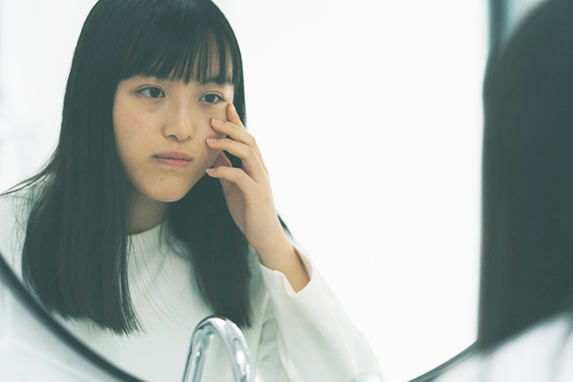 コンタクトレンズ初心者は慣れるまで1週間程度は異物感がある