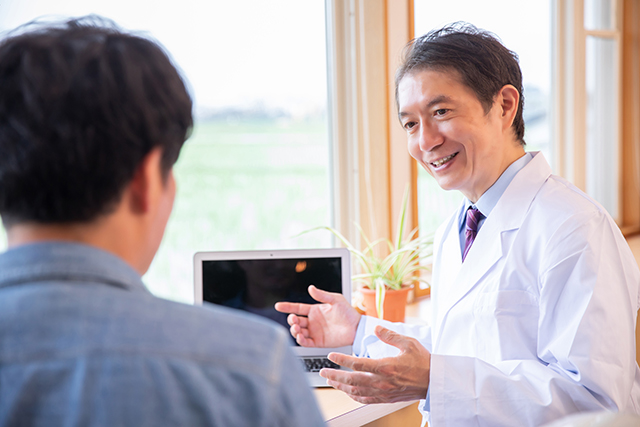 視界のぼやけが長く続く場合は、眼科医に相談