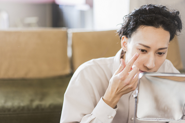 コンタクトレンズが入らない原因は?正しいつけ方や意識したいポイントを紹介
