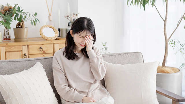 コンタクトレンズのゴロゴロ感(異物感・痛み)の原因は?目薬の注意点など対処法も解説