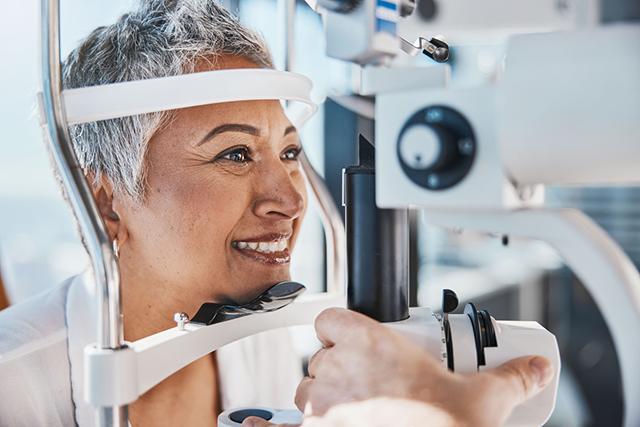 オルソケラトロジーレンズは大人でも使える？年齢制限・老眼への影響と60代使用者の声