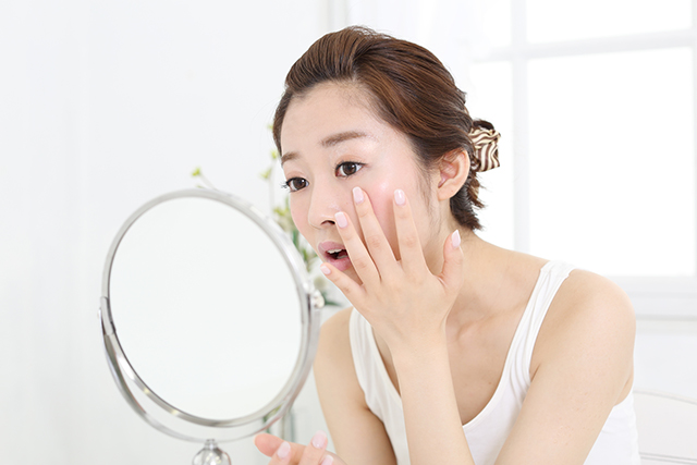 コンタクトレンズ装用中に目が充血！原因や予防方法をご紹介