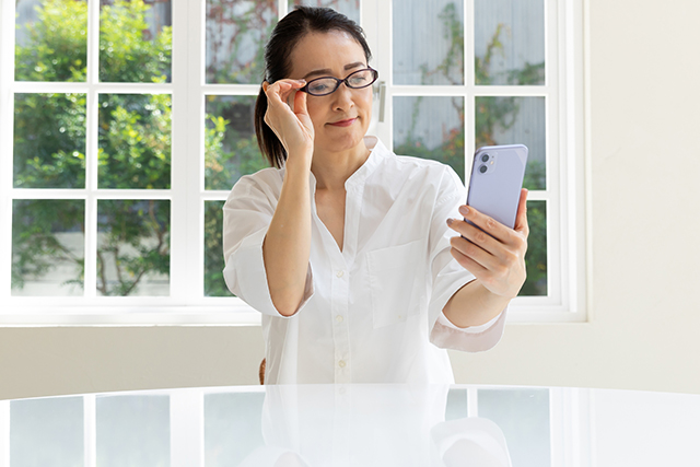 遠近両用コンタクトレンズで老眼対策！30代でも気をつけたいスマホ老眼とは？