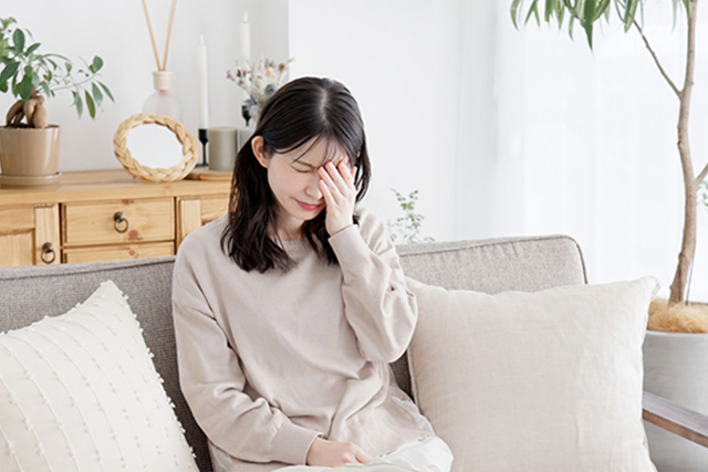 コンタクトレンズのゴロゴロ感（異物感・痛み）の原因は？目薬の注意点など対処法も解説