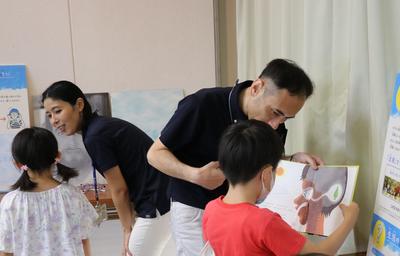 目の仕組みを学んでいる様子