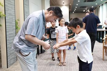 田中英成会長との名刺交換
