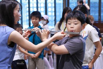 HITOMIホールアーティストとの楽器体験