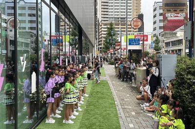 広小路通沿い歩道によるダンスパフォーマンスの様子