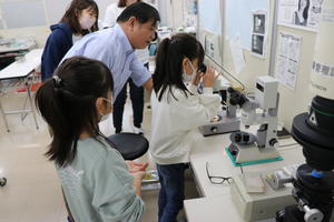 顕微鏡でコンタクトレンズを確認している様子
