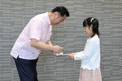 名刺交換の様子