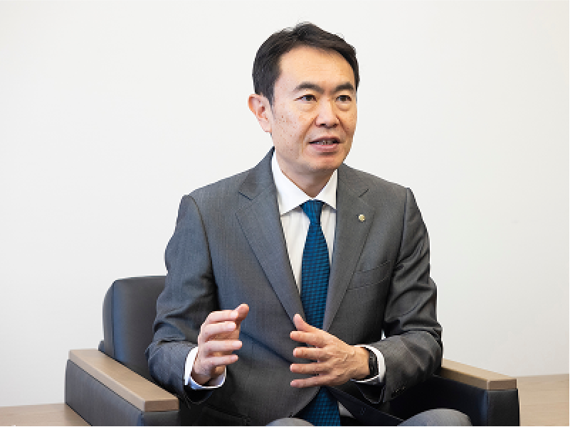 代表執行役社長 CEO 川浦康嗣が話している様子