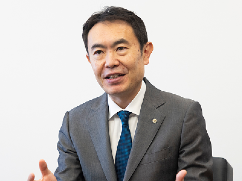 代表執行役社長 CEO 川浦康嗣が話している様子