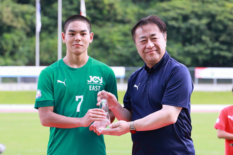 MVP MF川村求選手と田中英成会長