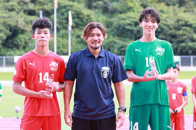 東西チーム敢闘賞選手と大久保嘉人氏