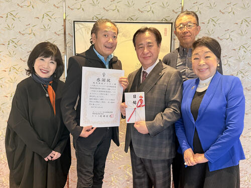 寄付金贈呈の様子