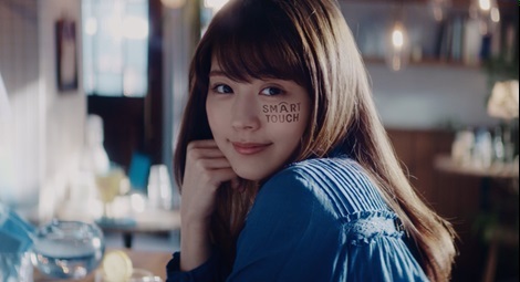 今回のメニコン"スマートタッチ"のテレビCMは！いつもキレイな有村架純さんのお顔に、なんと！「SMART TOUCH」のロゴが！？｜ニュース