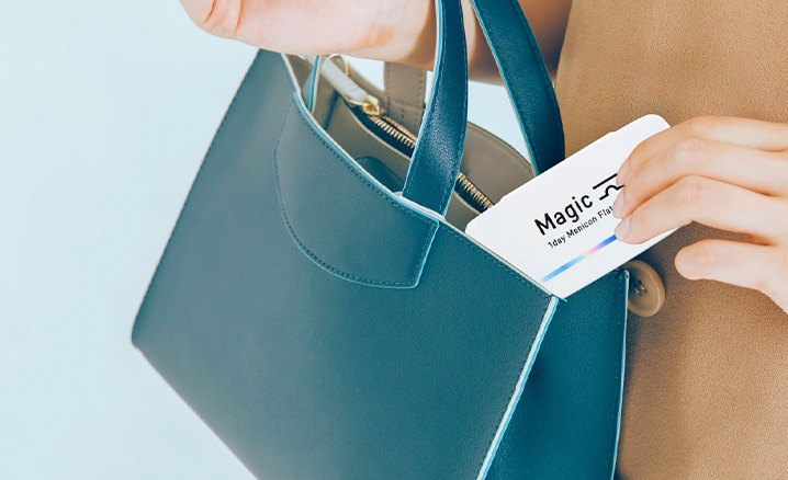 ハンドバッグにMagicのコンタクトレンズケースを入れている写真。