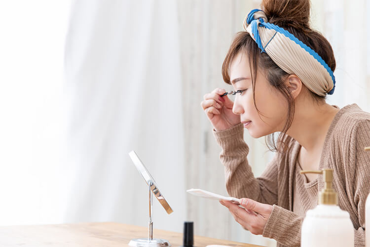女性のアイメイクイメージ