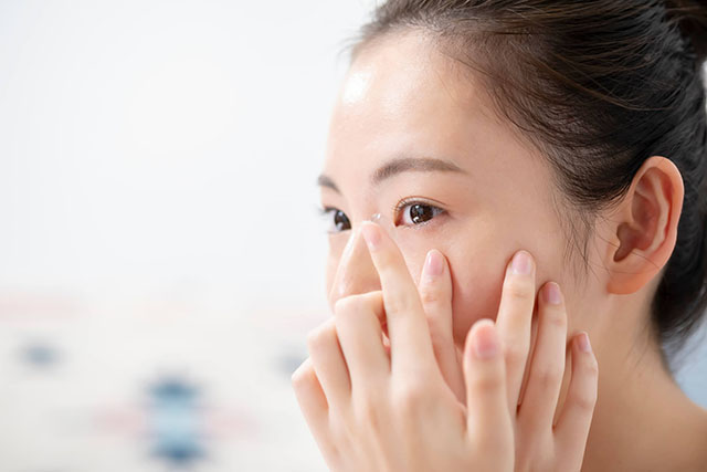 再確認!コンタクトレンズを正しくつけ外しできていますか?