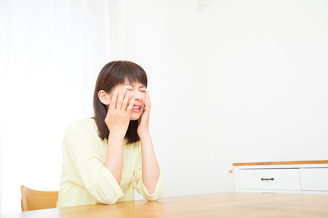 コンタクトレンズを装用すると目が痛い!?原因と対処法を紹介