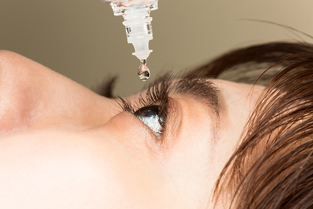 コンタクトレンズの装用により目が充血した場合は眼科へ