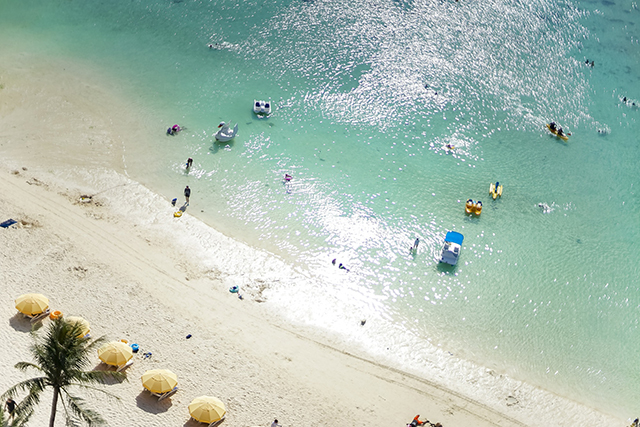 コンタクトレンズをプールや海で泳ぐときにはずした方がいい理由3つ