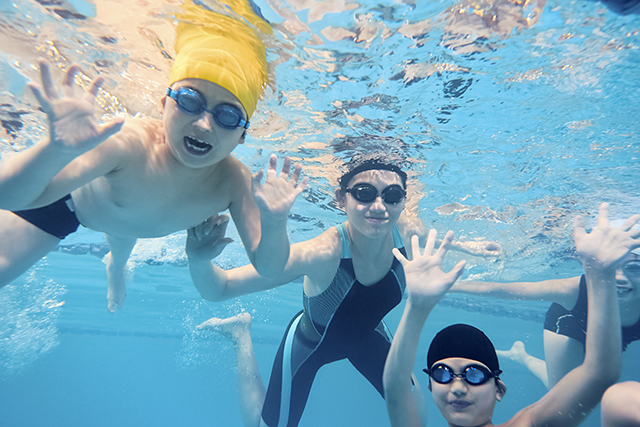 コンタクトレンズユーザーが海やプールで泳ぐときは度付きゴーグルを